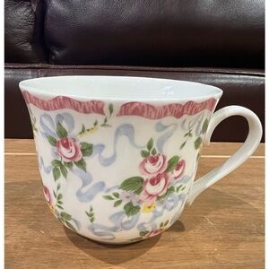 Heirloom fine bone China coffee mug in perfect condition. Made in England